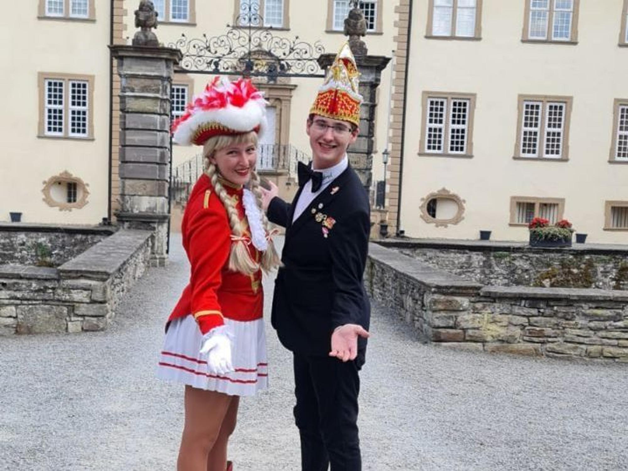 Gabriel Geishüttner steht in Montur vor einem Schloss.