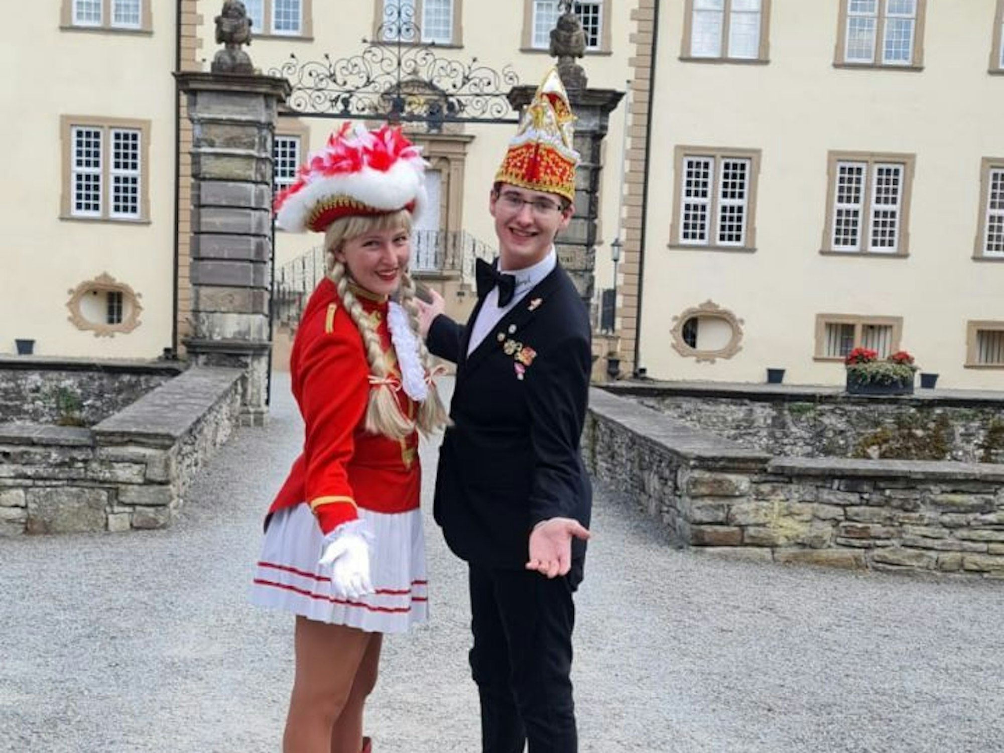 Gabriel Geishüttner steht in Montur vor einem Schloss.