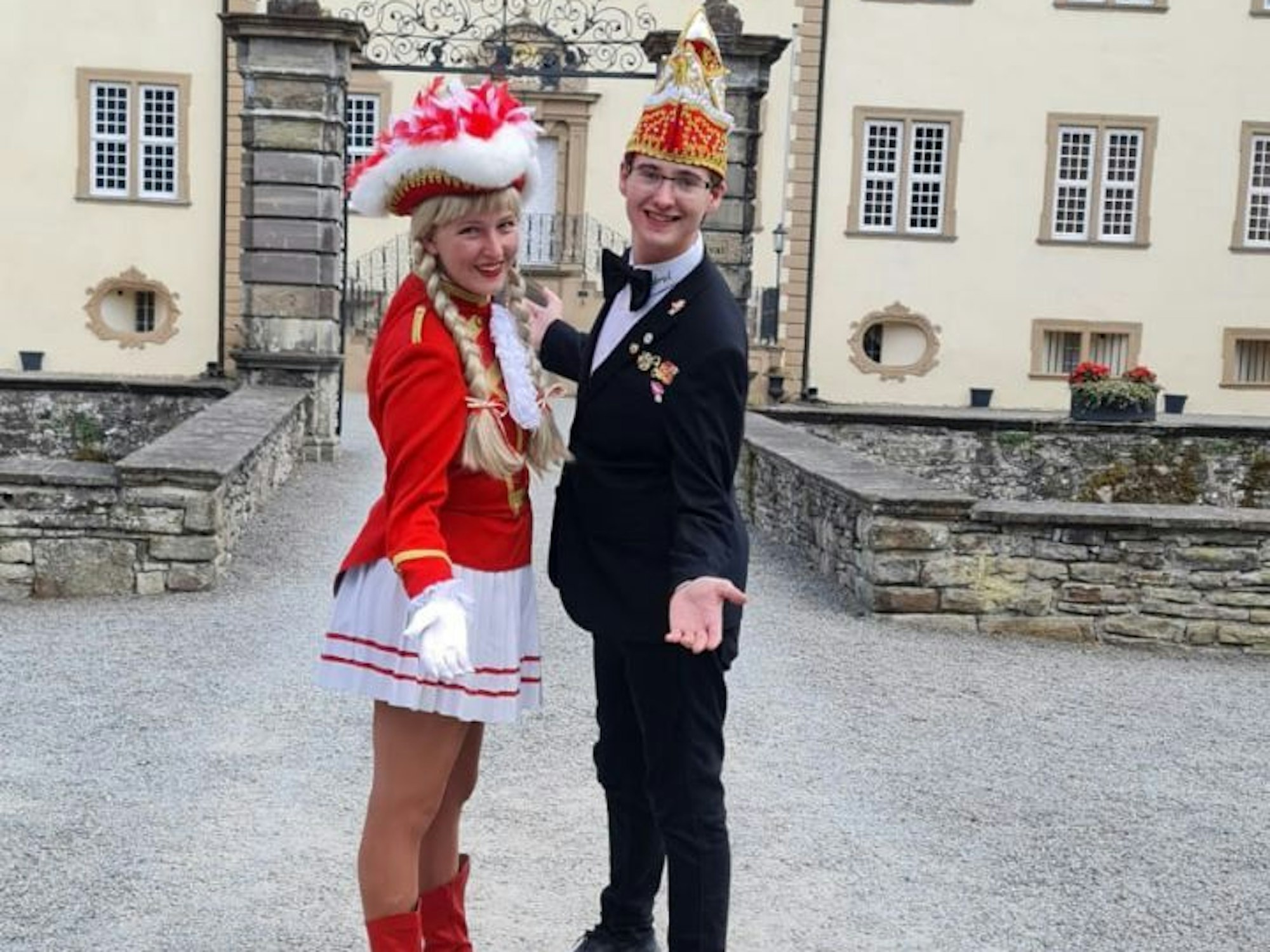 Gabriel Geishüttner steht in Montur vor einem Schloss.