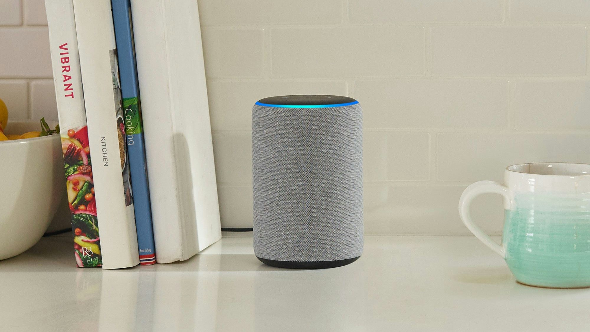 Das Foto von März 2022 zeigt einen grau-schwarzen Echo-Lautsprecher von Amazon.