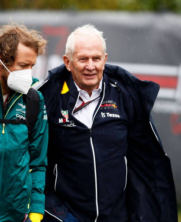 Sebastian Vettel und Helmut Marko unterhalten sich.