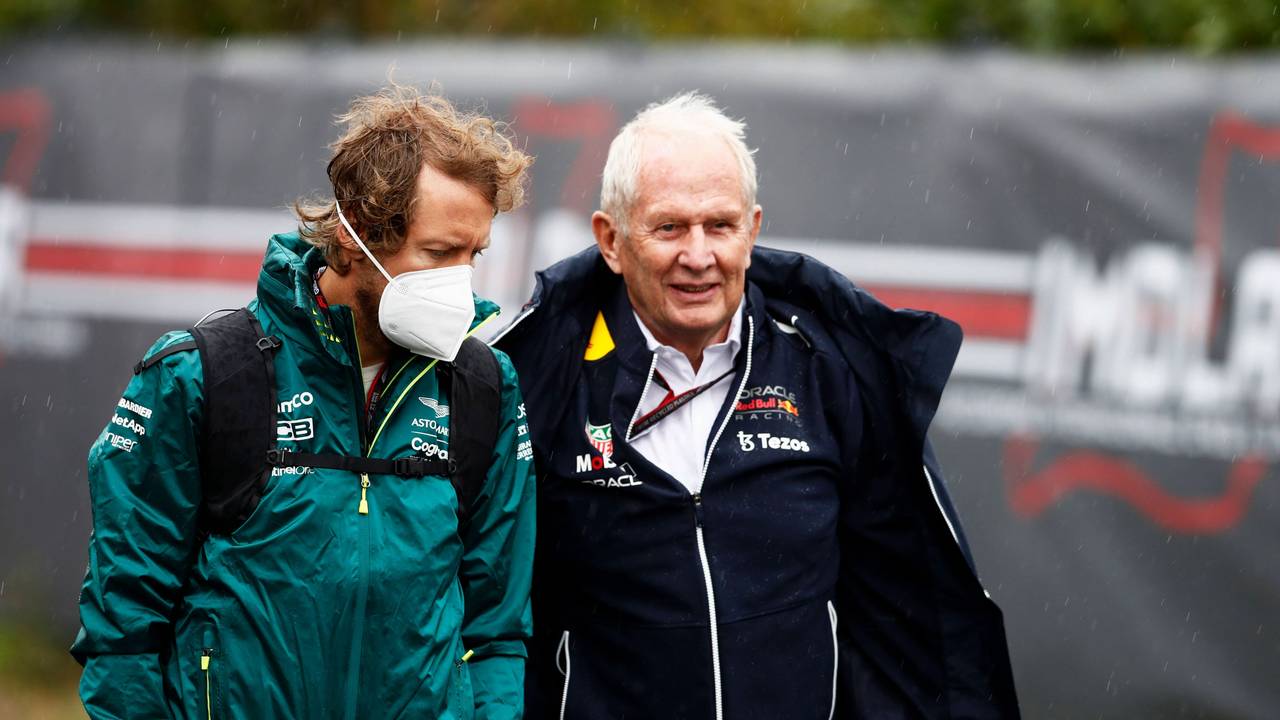 Sebastian Vettel und Helmut Marko unterhalten sich.