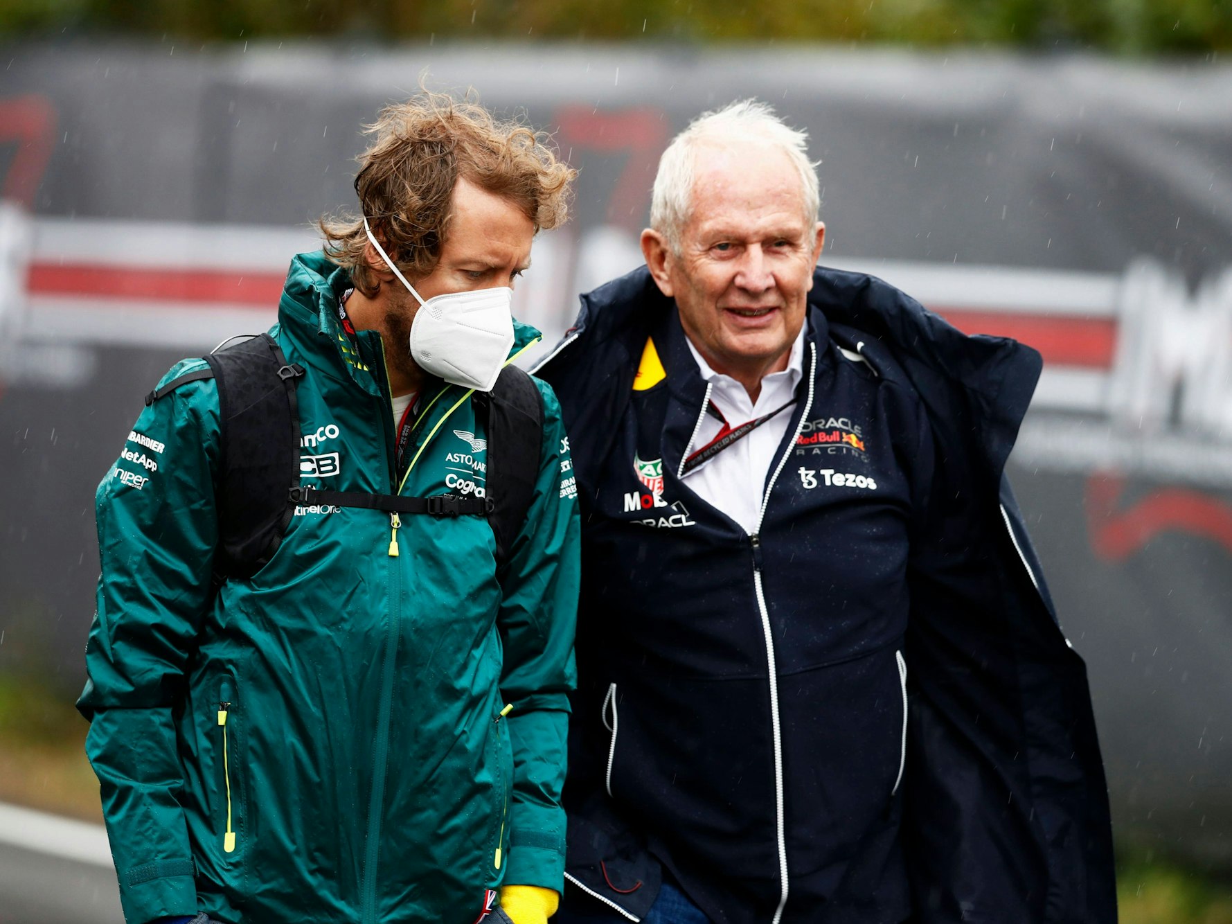 Sebastian Vettel und Helmut Marko unterhalten sich.