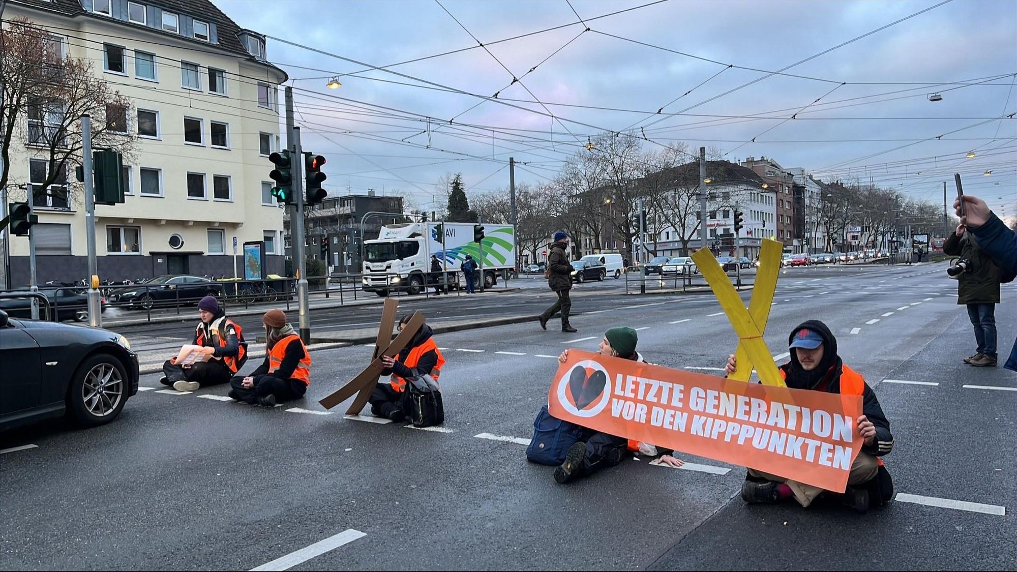 In Köln haben sich Aktivistinnen und Aktivisten der Letzten Generation auf die Aachener Straße geklebt.