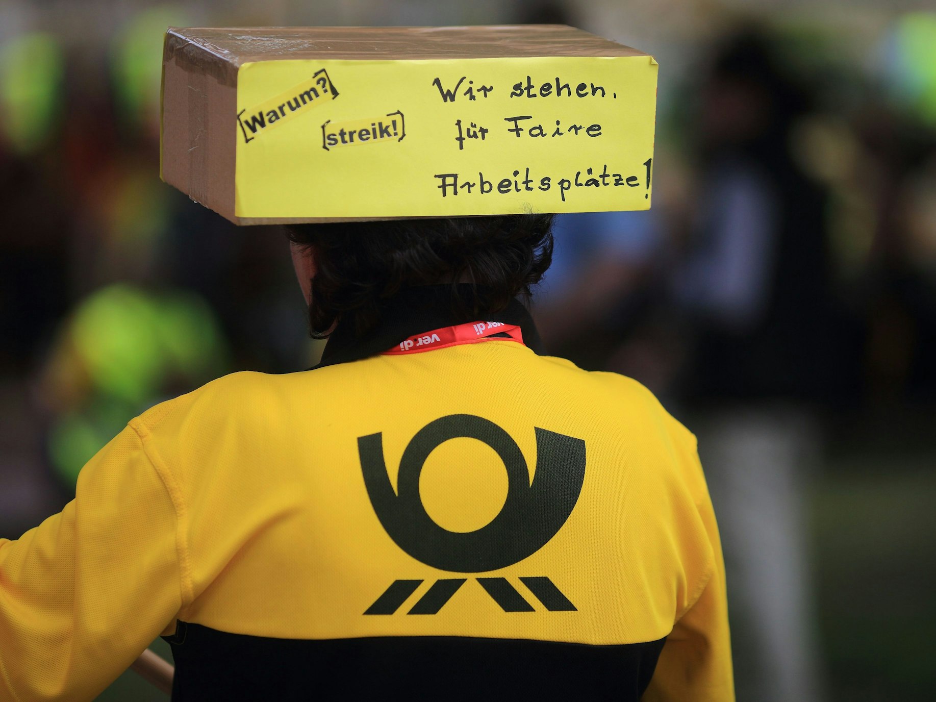 Eine Mitarbeiterin der Deutschen Post AG nimmt im Juni 2015 an einer Kundgebung der Gewerkschaft Verdi in Magdeburg teil.