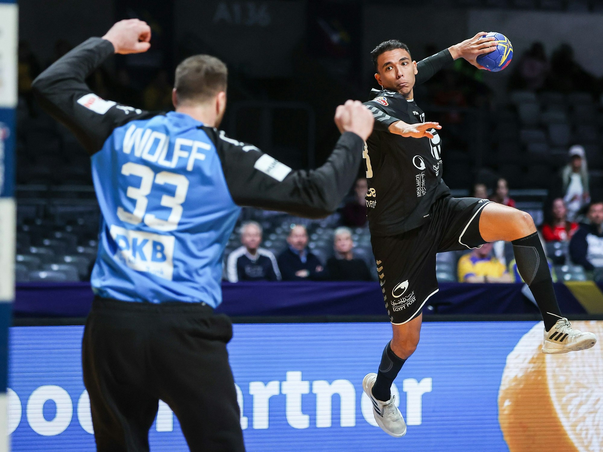 Ägyptens Mohab Abdelhak wirft auf das Tor von Deutschlands Torhüter Andreas Wolff.