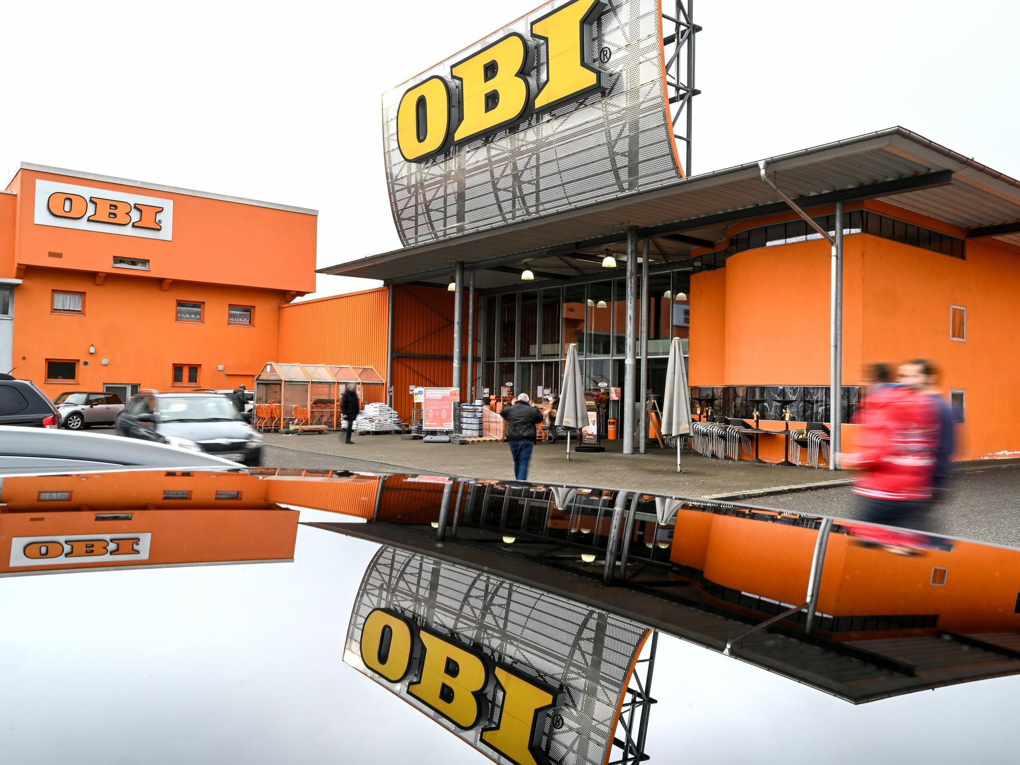 Kunden gehen im Dezember 2020 auf eine Obi-Baumarktfiliale in Friedrichshafen zu.