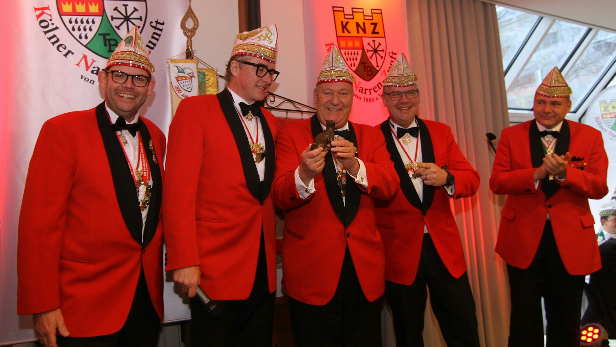 Thomas Brauckmann (M.) mit dem Vorstand der Narrenzunft