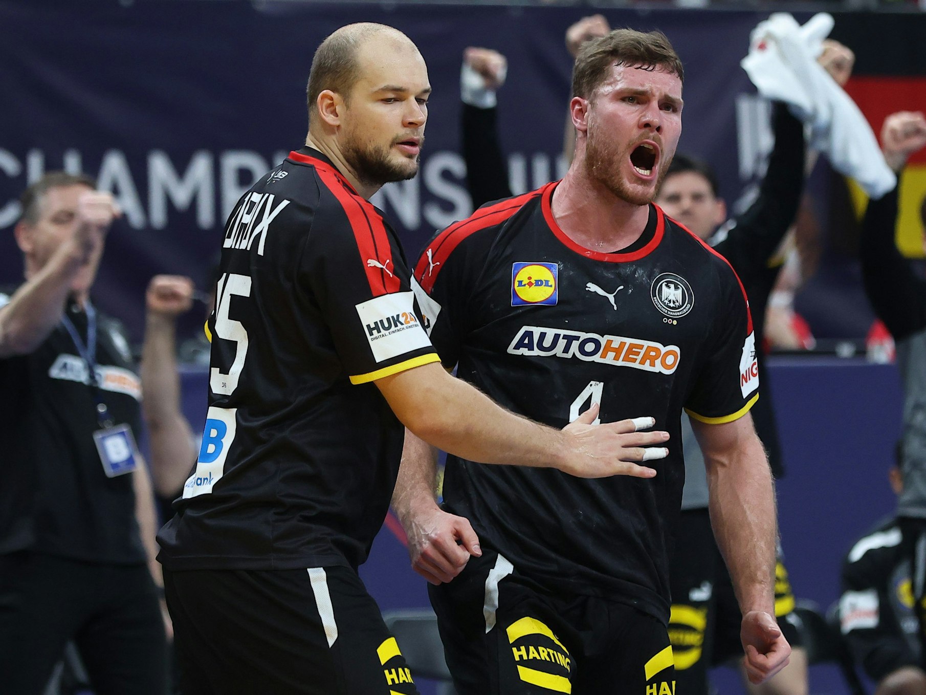 Deutschlands Paul Drux (l) und Johannes Golla reagieren an der Seitenlinie.