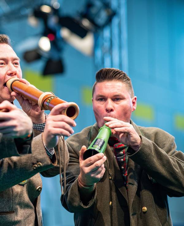 Die besten Hirschrufer zeigen ihr Können mit ihren Instrumenten auf der Messe „Jagd + Hund“ 2020.