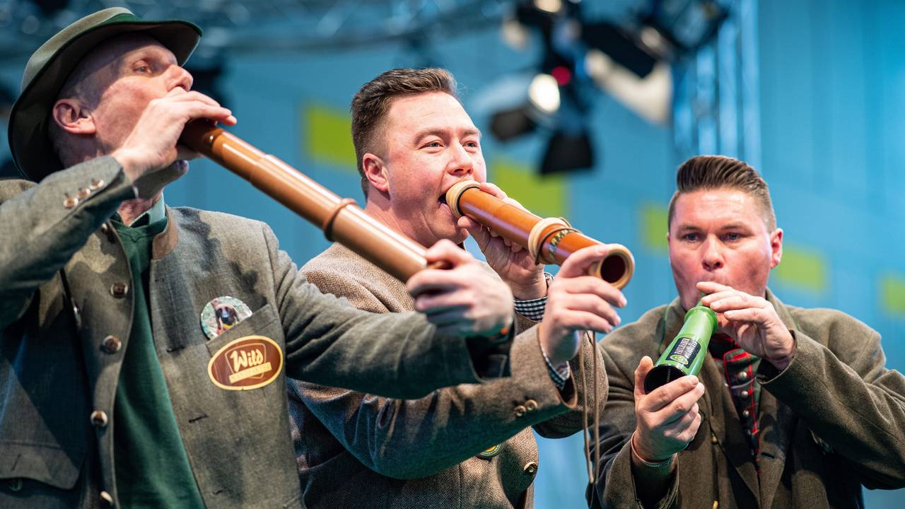 Die besten Hirschrufer zeigen ihr Können mit ihren Instrumenten auf der Messe „Jagd + Hund“ 2020.