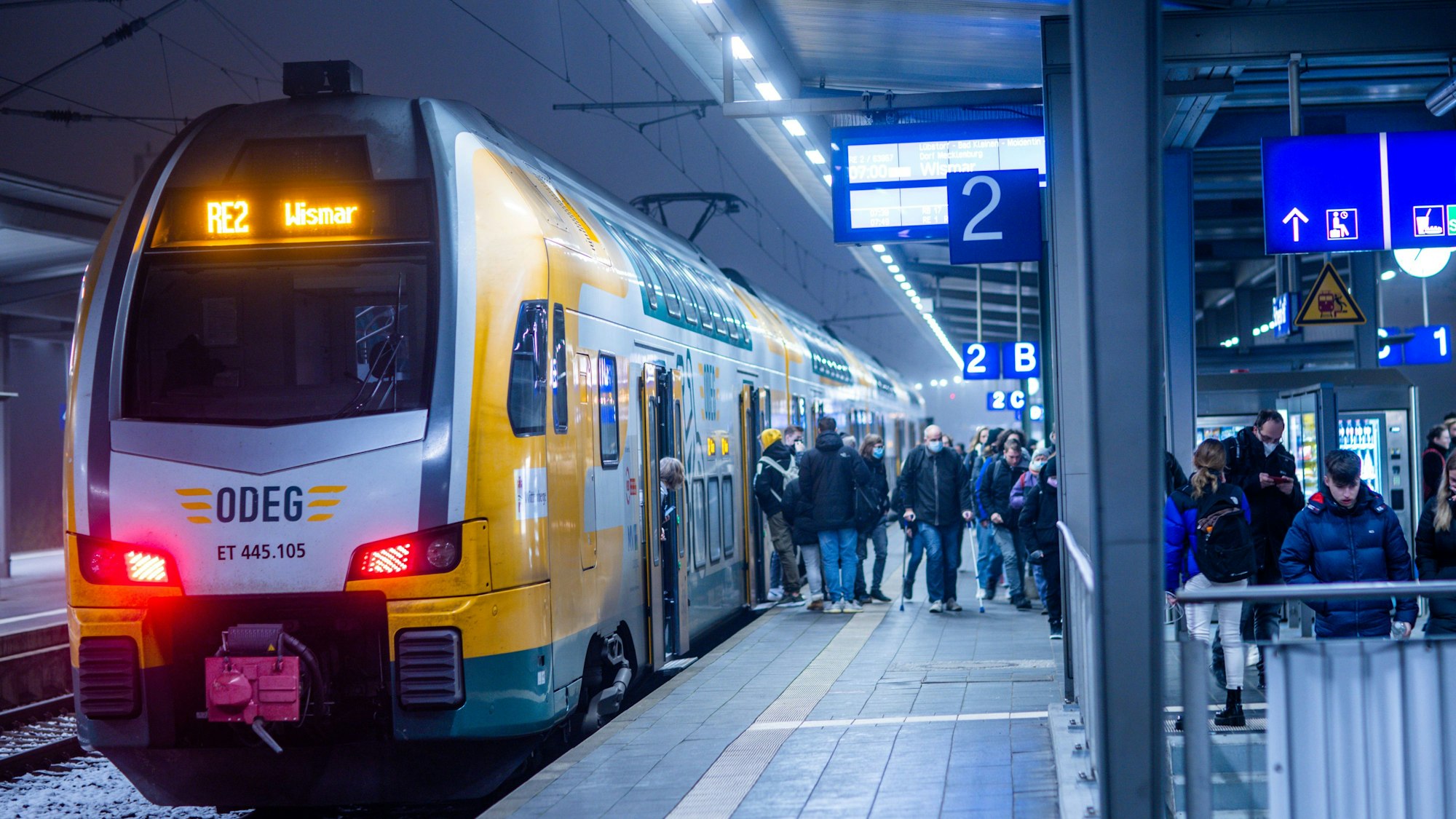 Fahrgäste steigen auf dem Hauptbahnhof aus einem Regionalzug.
