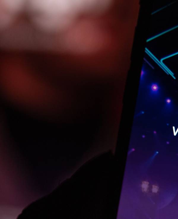 Auf dem Bildschirm eines iPhones wird die App der Streaming-Plattform Joyn angezeigt.