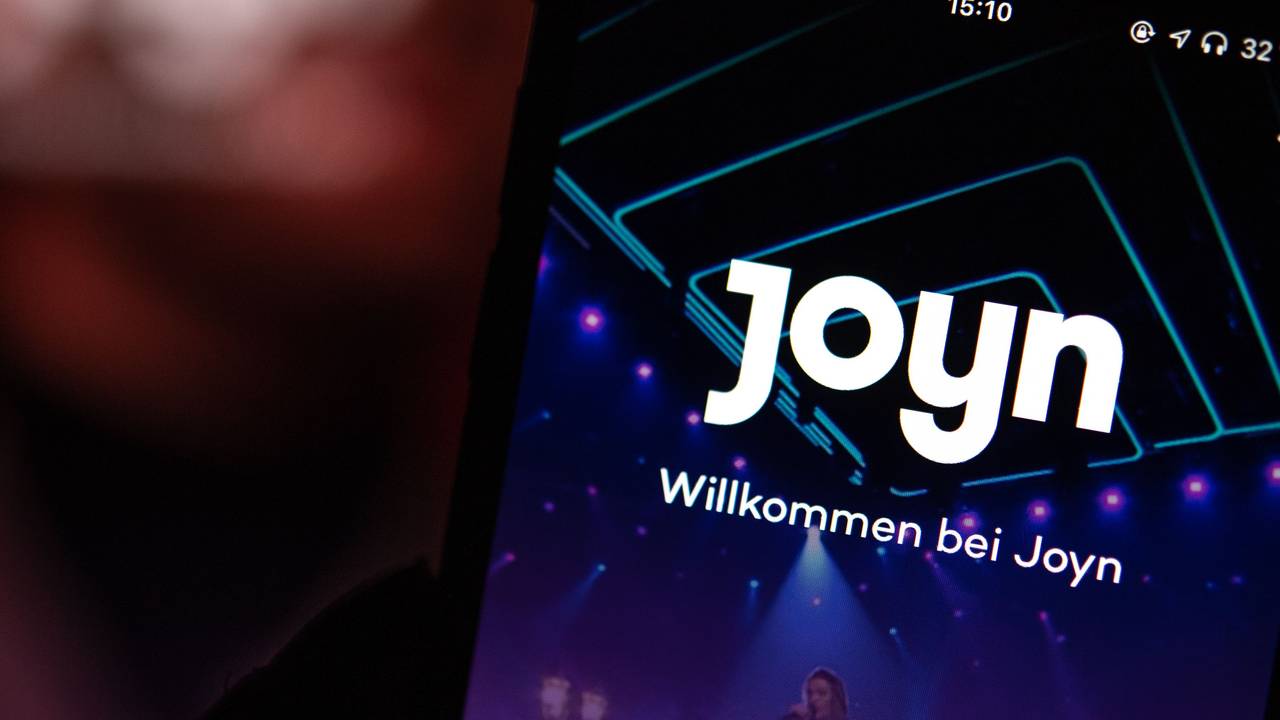 Auf dem Bildschirm eines iPhones wird die App der Streaming-Plattform Joyn angezeigt.