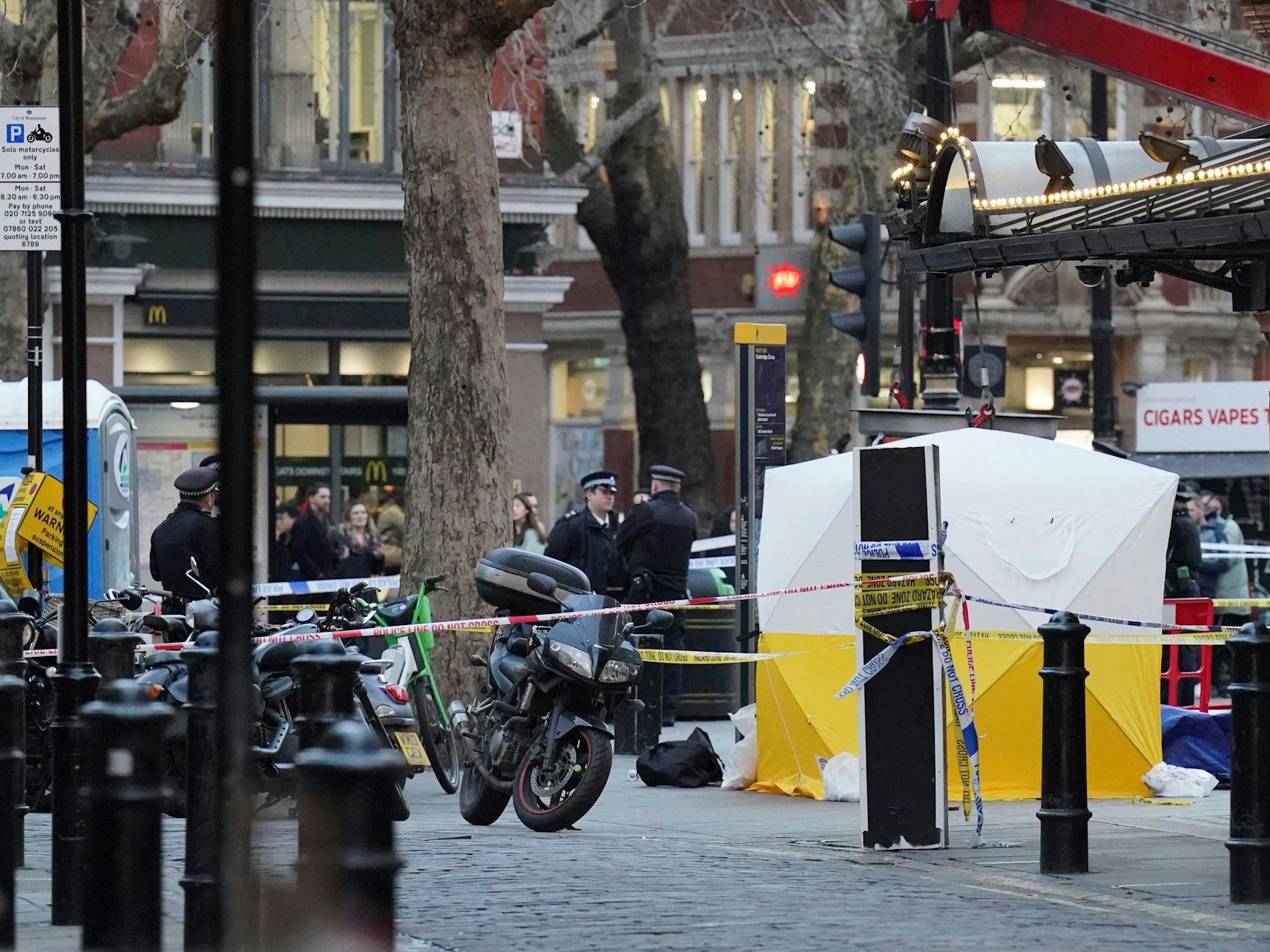 Die Polizei sperrte den Unfallort am Cambridge Circus ab und stellt weitere Ermittlungen an.