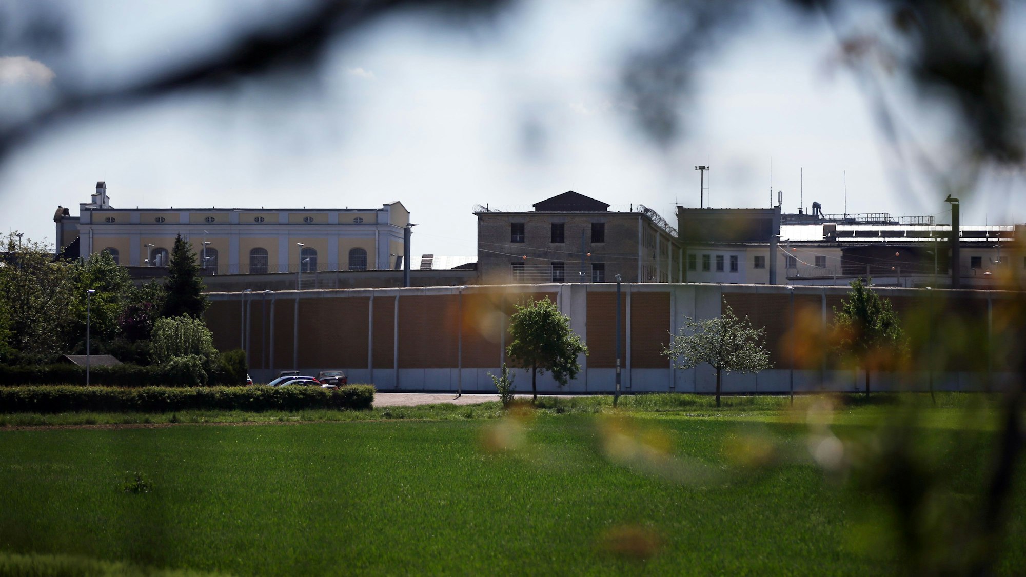 Die Polizei fahndet nach einem Rocker, der auch in der JVA Rheinbach (hier 2015) gesessen hat.