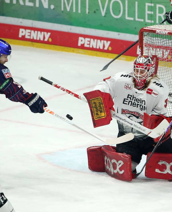 Eishockey in der DEL: Kevin Clark (Eisbären Berlin) vor Torwart Mirko Pantkowski (Kölner Haie).
