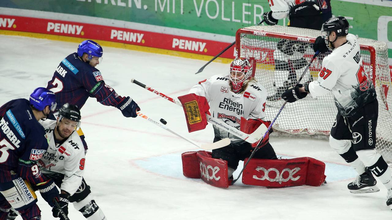 Eishockey in der DEL: Kevin Clark (Eisbären Berlin) vor Torwart Mirko Pantkowski (Kölner Haie).