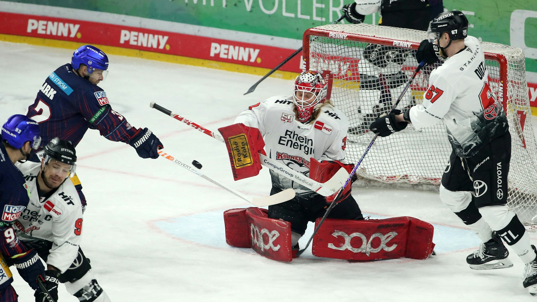 Eishockey in der DEL: Kevin Clark (Eisbären Berlin) vor Torwart Mirko Pantkowski (Kölner Haie).