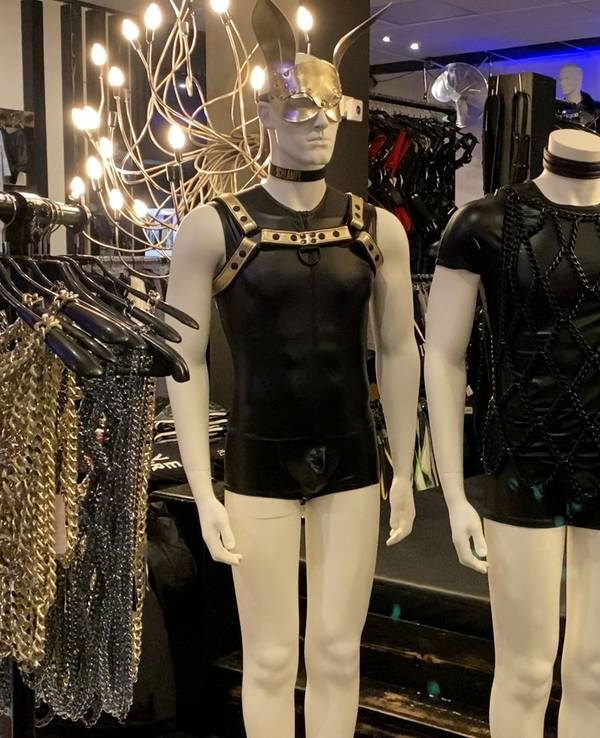 Zwei Schaufensterfiguren stehen bekleidet im Laden.