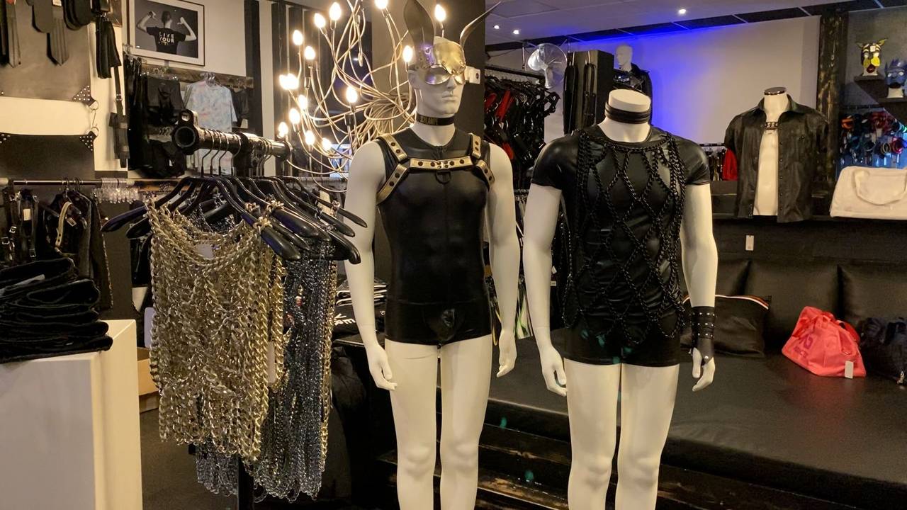 Zwei Schaufensterfiguren stehen bekleidet im Laden.