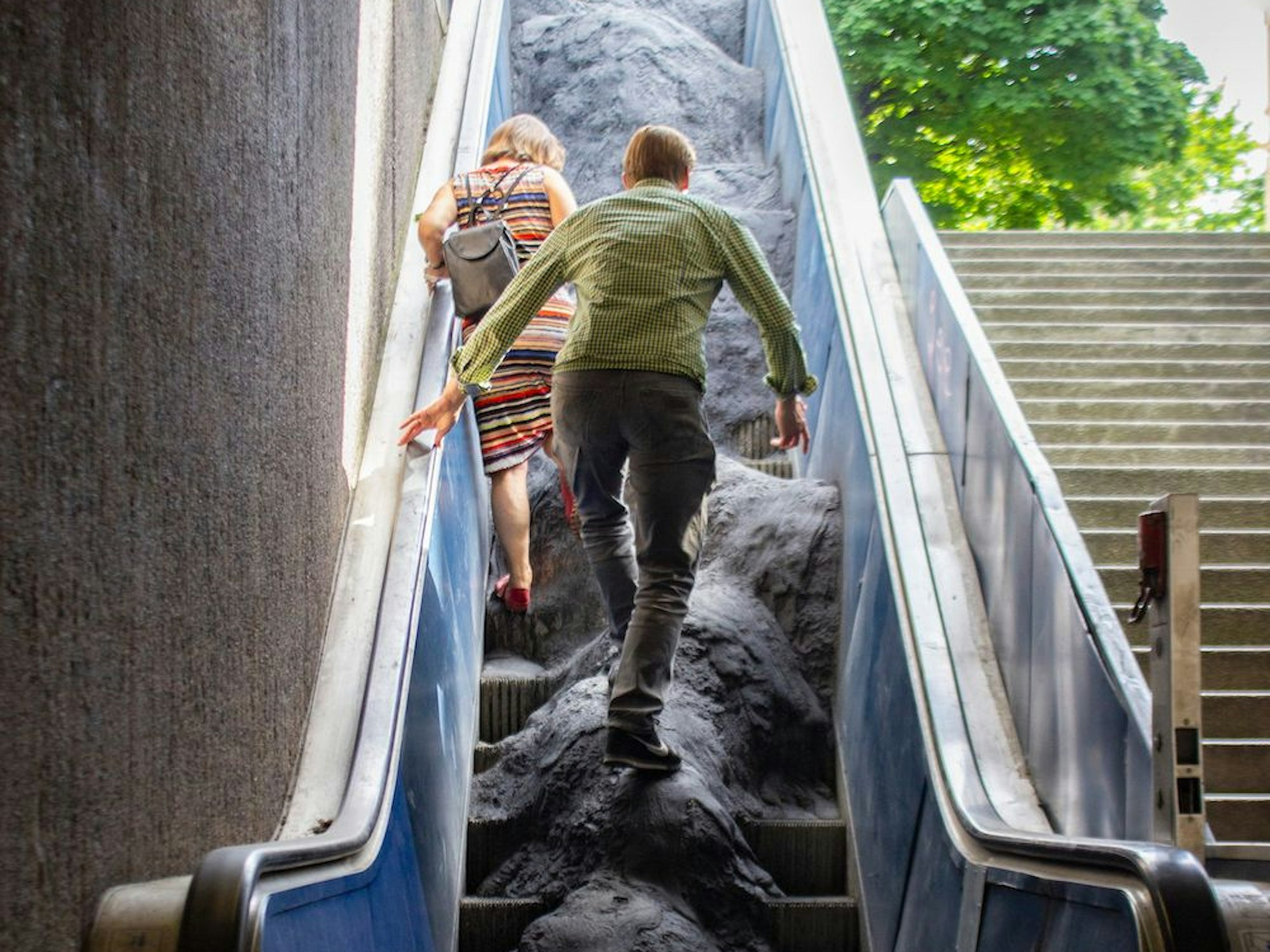 An einer Treppe am Ebertplatz in Köln haben sich Künstler verdient gemacht. Jetzt sieht die Treppe aus, als sei sie zugeschüttet worden.