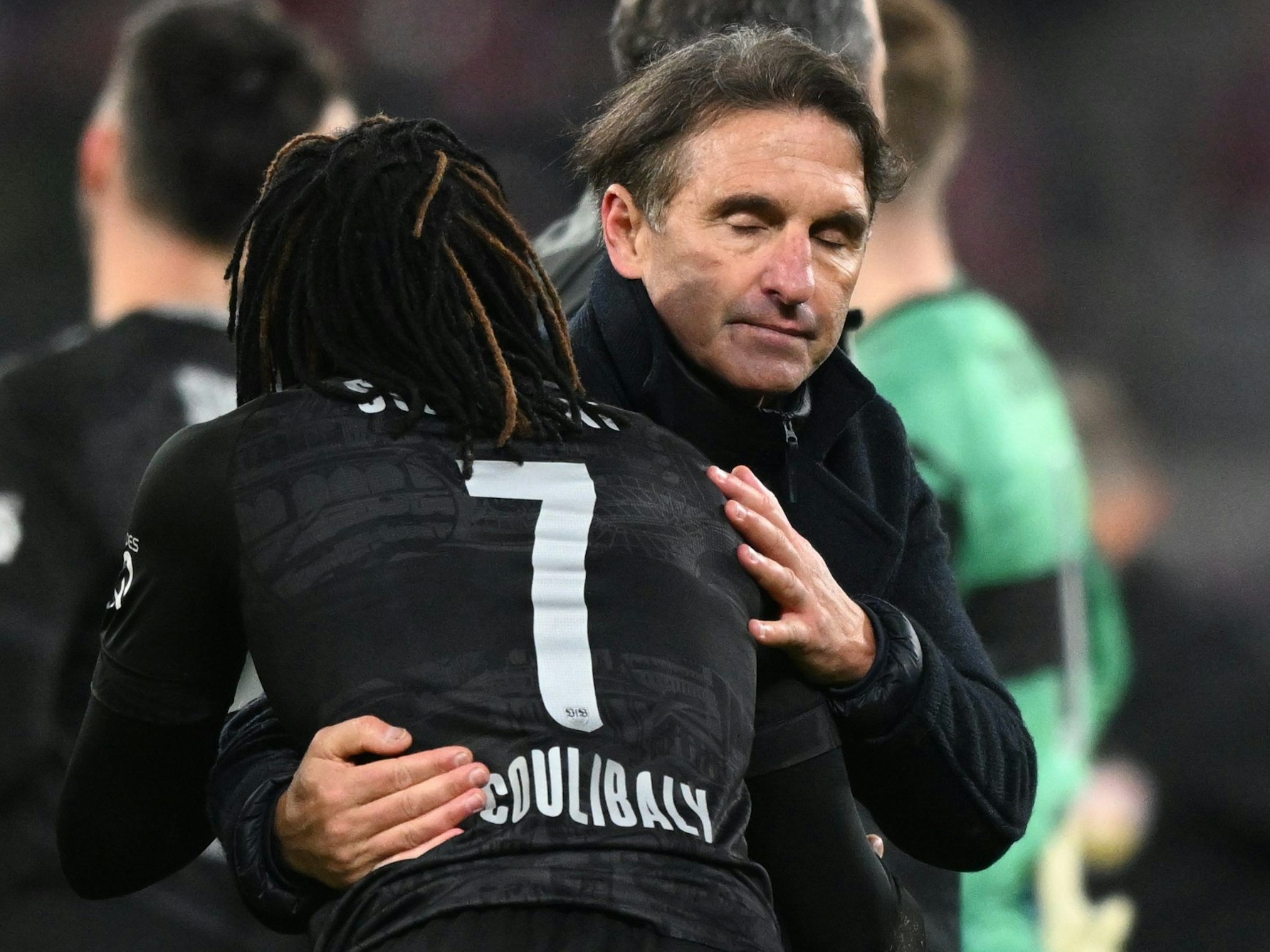Stuttgarts Trainer Bruno Labbadia (r) und Tanguy Coulibaly reagieren nach der Niederlage bei RB Leipzig.