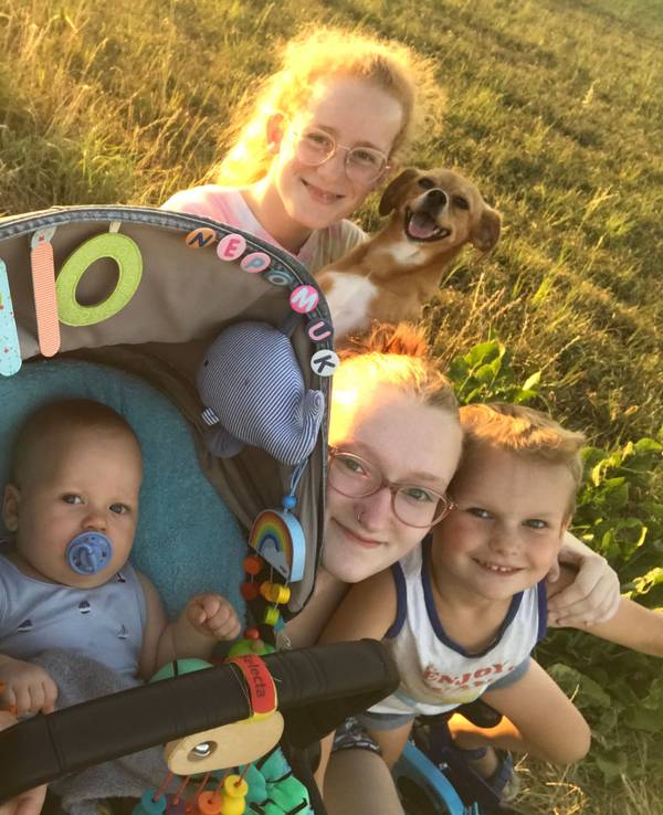 Eine Frau macht ein Selfie mit ihren Kindern.