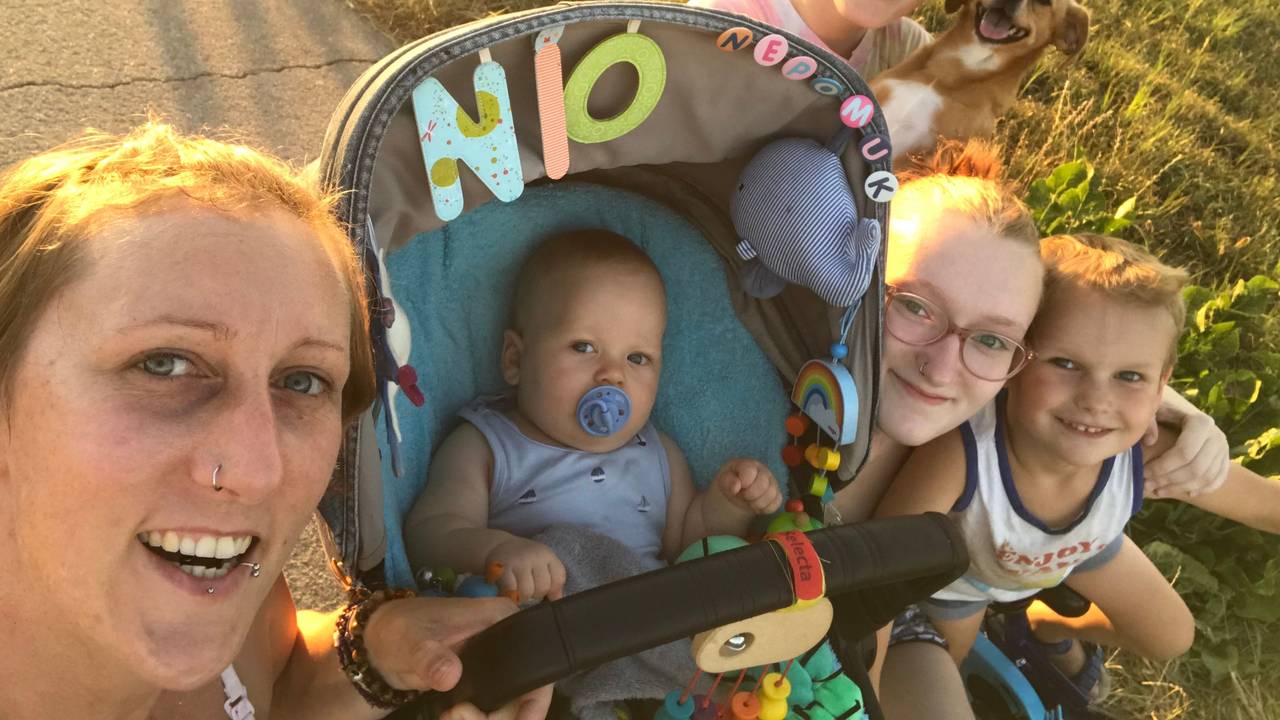 Eine Frau macht ein Selfie mit ihren Kindern.