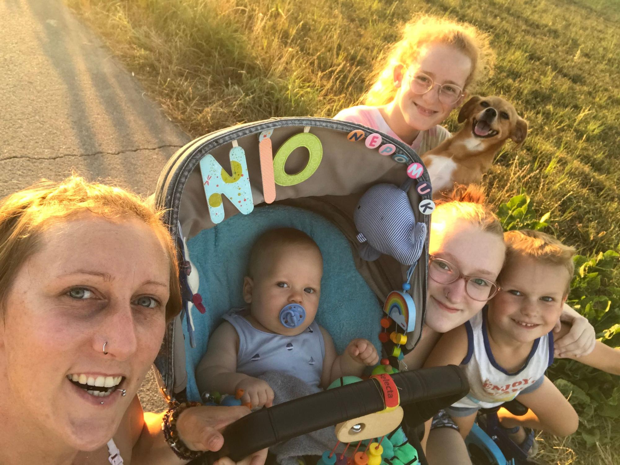 Eine Frau macht ein Selfie mit ihren Kindern.