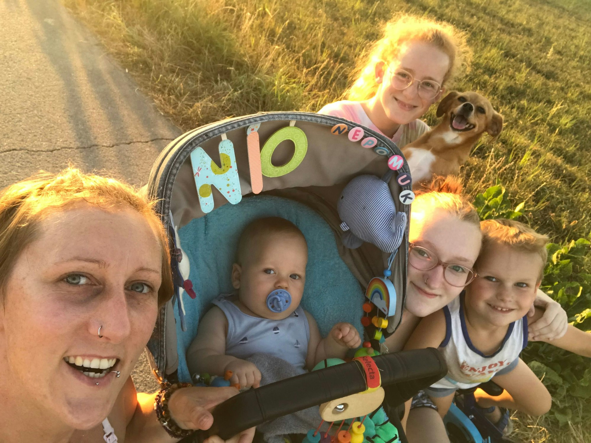 Eine Frau macht ein Selfie mit ihren Kindern.