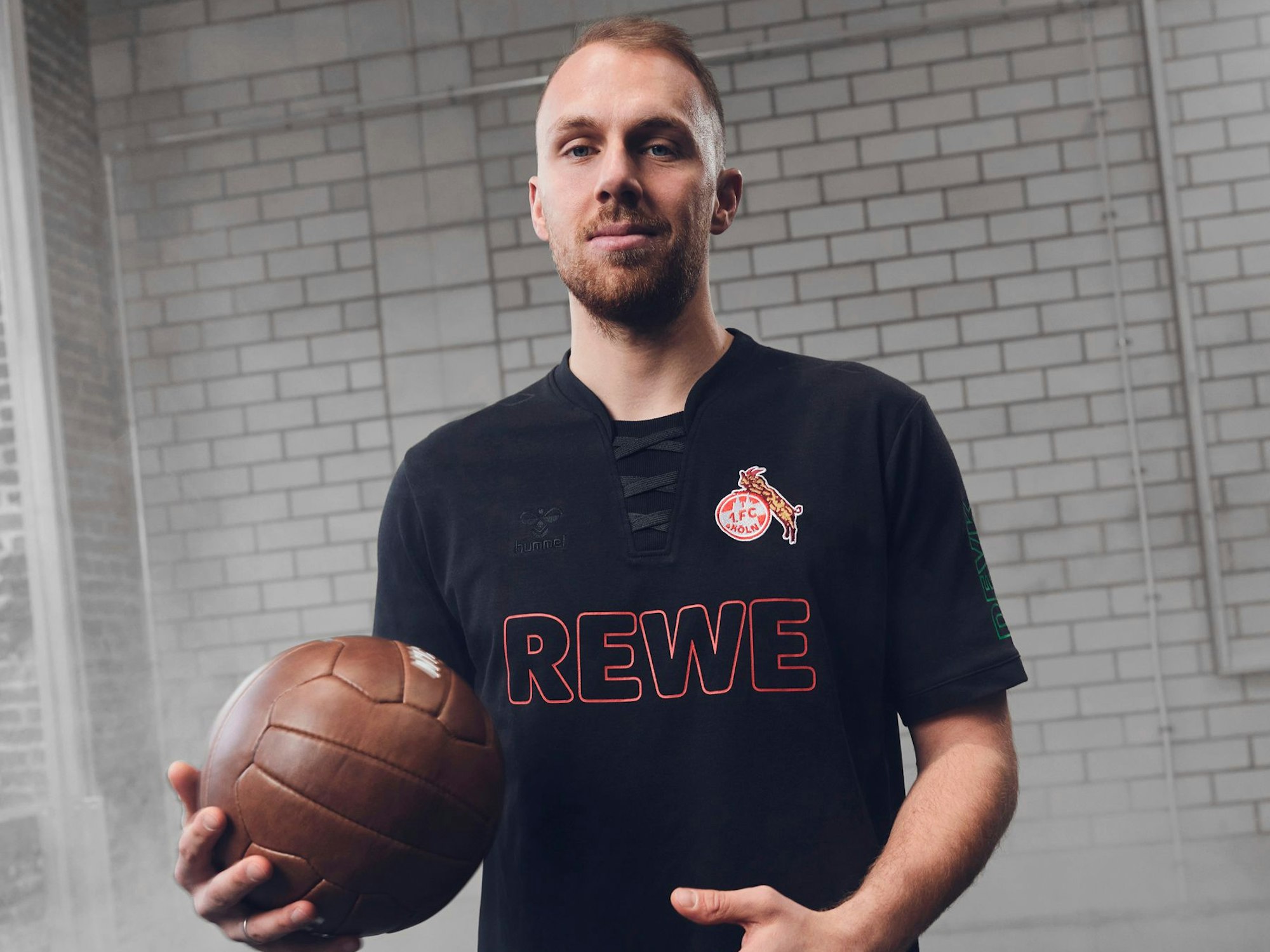 Marvin Schwäbe im Jubiläums-Trikot des 1. FC Köln.