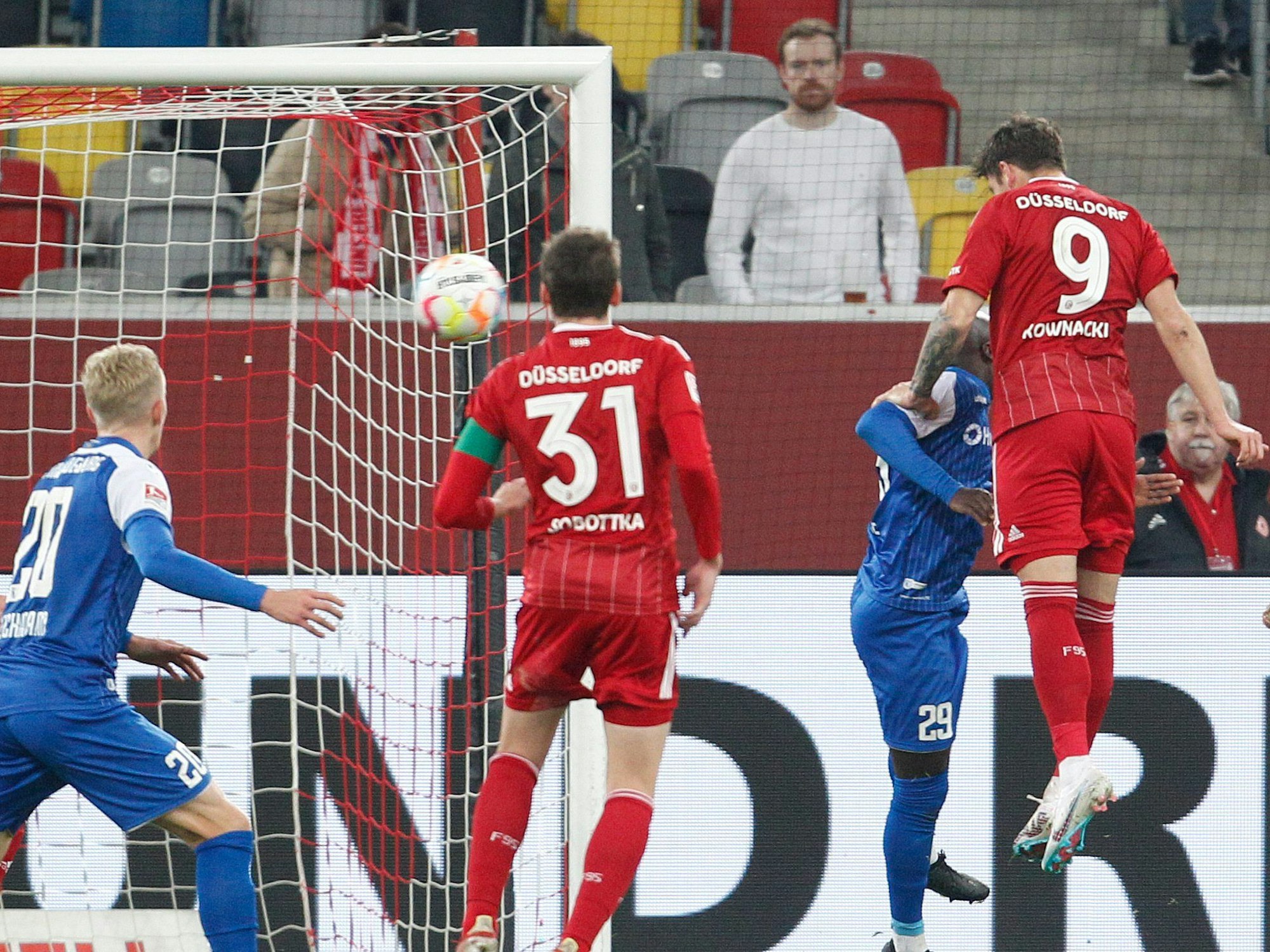 18. Spieltag in der 2. Liga in der Merkur Spiel-Arena: Düsseldorfs Dawid Kownacki (r) erzielt das 2:1 per Kopfball gegen Magdeburg.