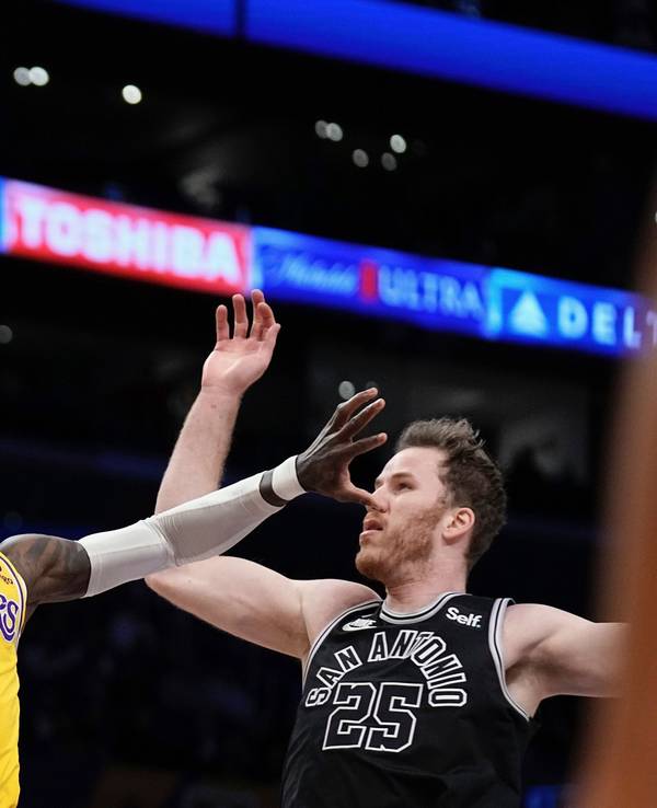 Dennis Schröder (l) in Aktion während San Antonio Spurs-Center Jakob Pöltl verteidigt.