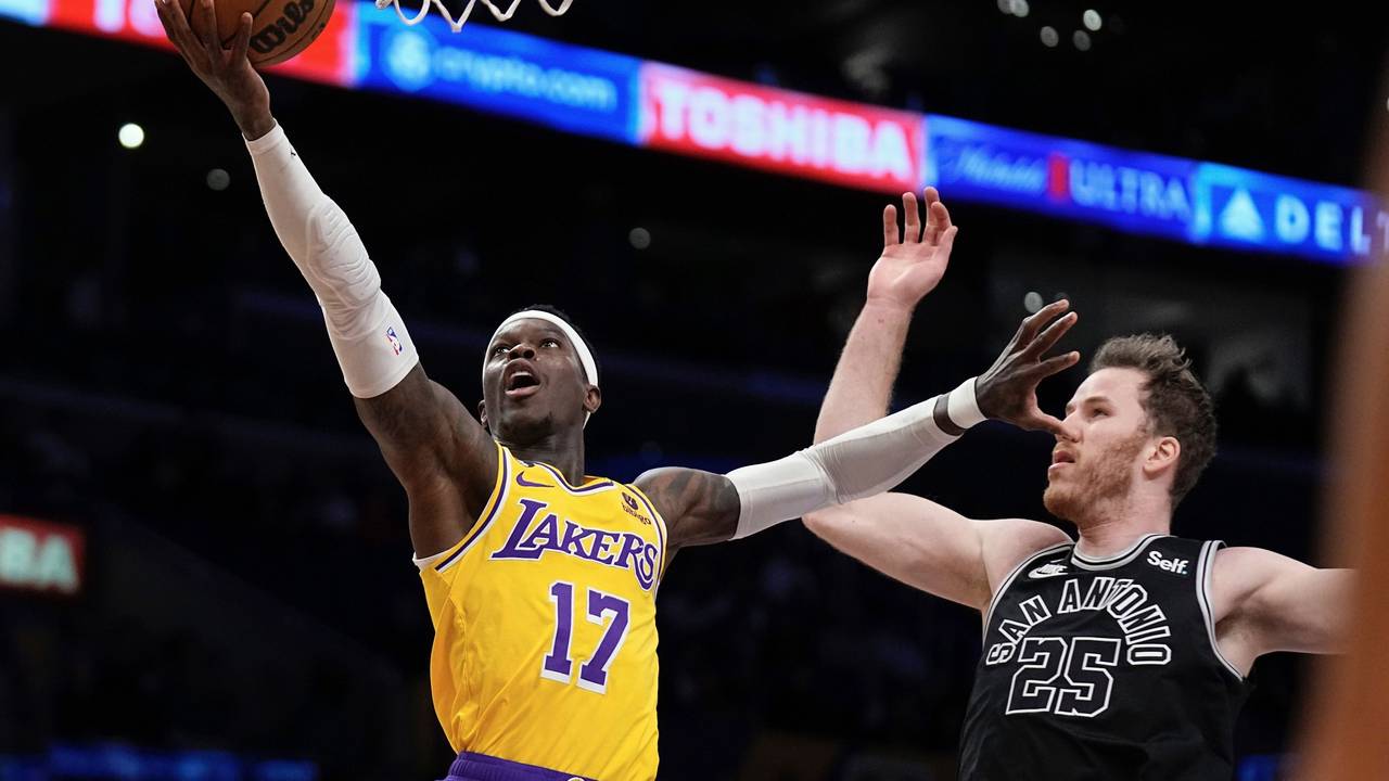 Dennis Schröder (l) in Aktion während San Antonio Spurs-Center Jakob Pöltl verteidigt.