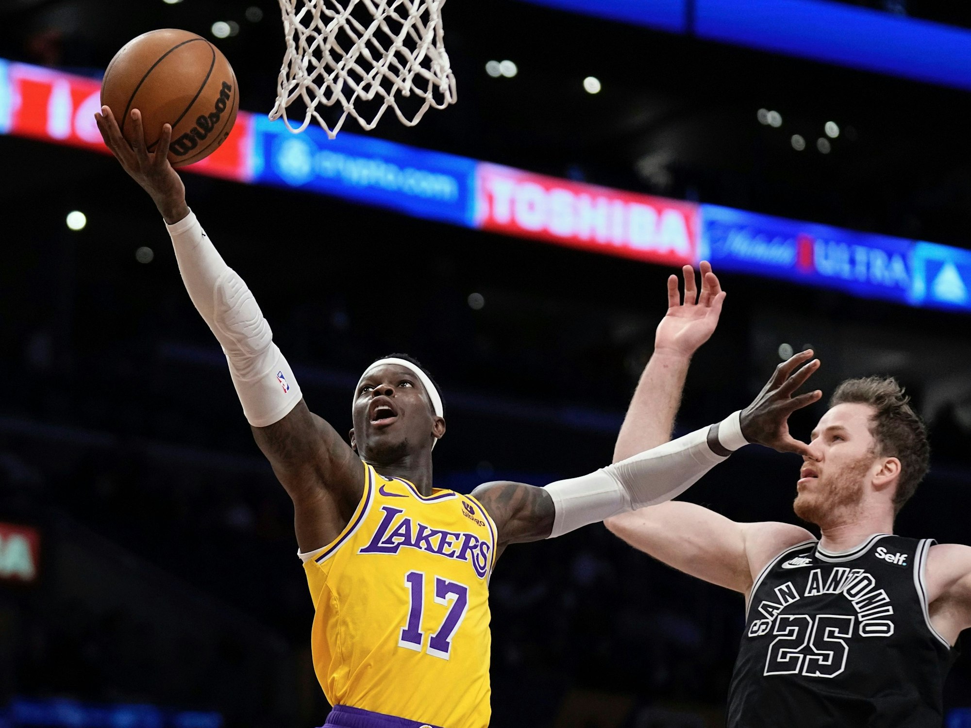 Dennis Schröder (l) in Aktion während San Antonio Spurs-Center Jakob Pöltl verteidigt.