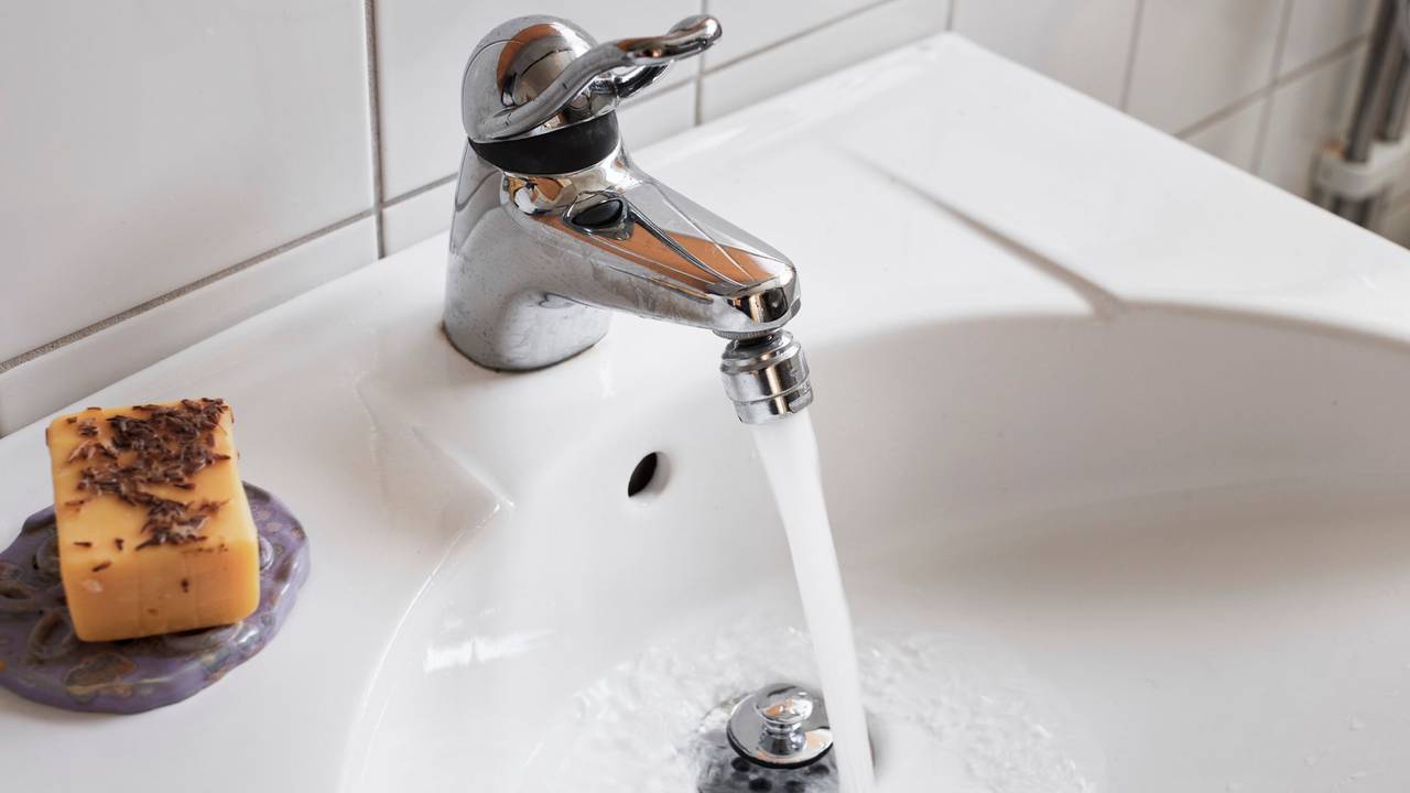 Ein laufender Wasserhahn.