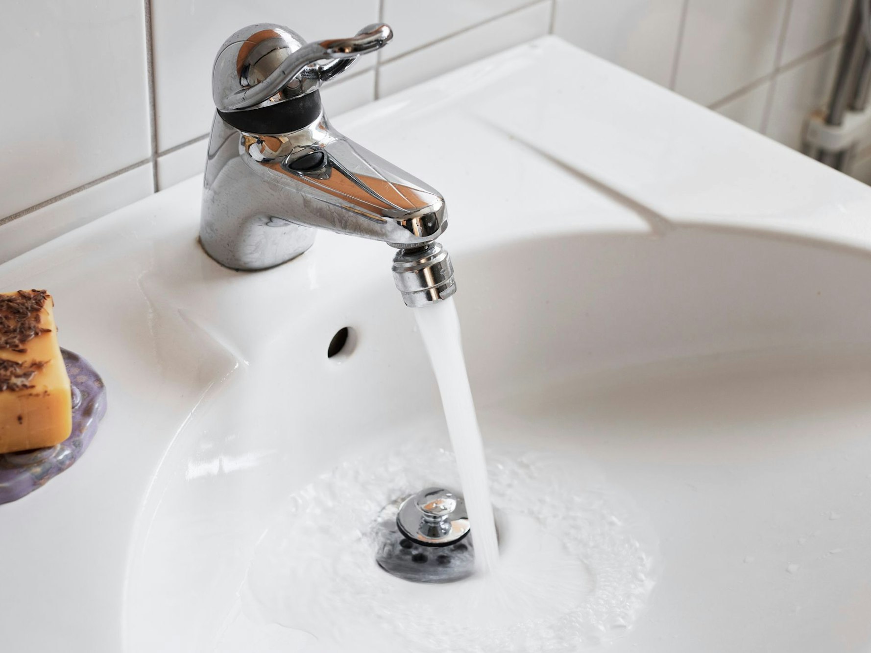 Ein laufender Wasserhahn.