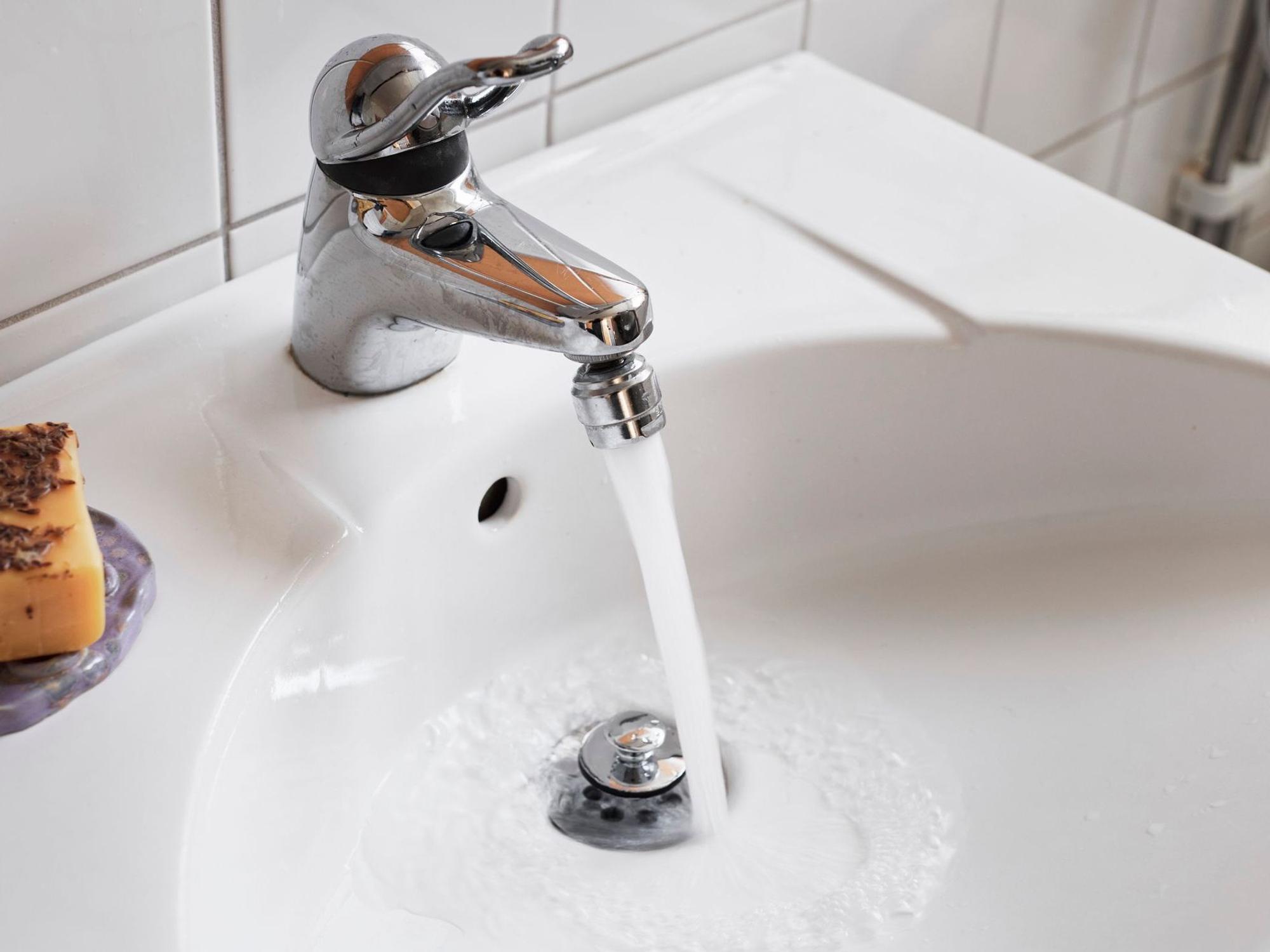 Ein laufender Wasserhahn.
