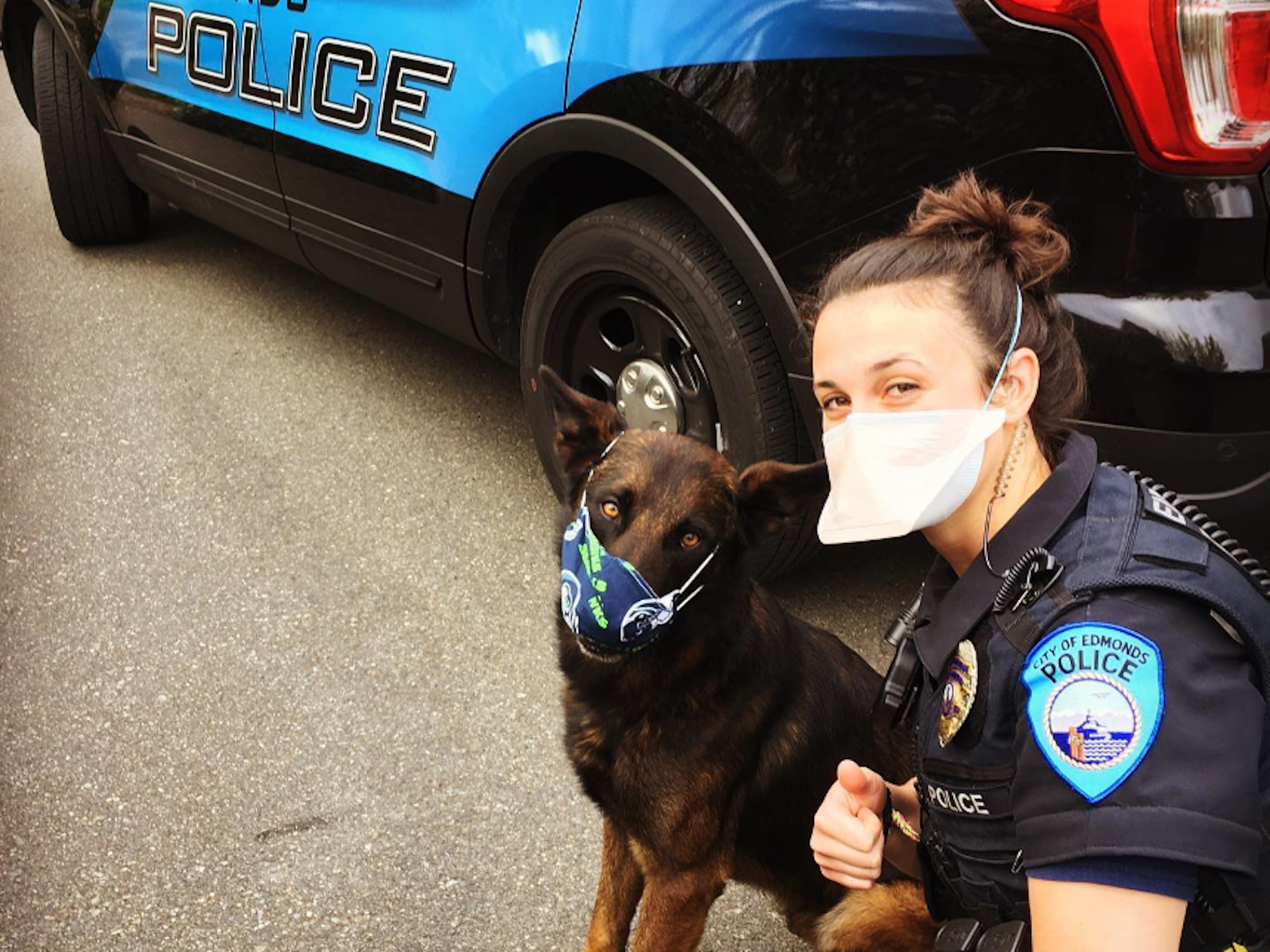 Der Polizeihund Hobbs und eine Mitarbeiterin der Polizei, hier im Juli 2020, auf einem Selfie. Der Polizeihund Hobbs geht nach zehn Jahren in die wohlverdiente Rente.