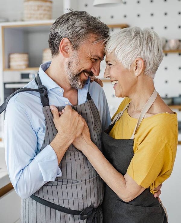 Romantisches reifes Paar, tanzend in der Küche. Bild zum Ü50 Online Dating Artikel.