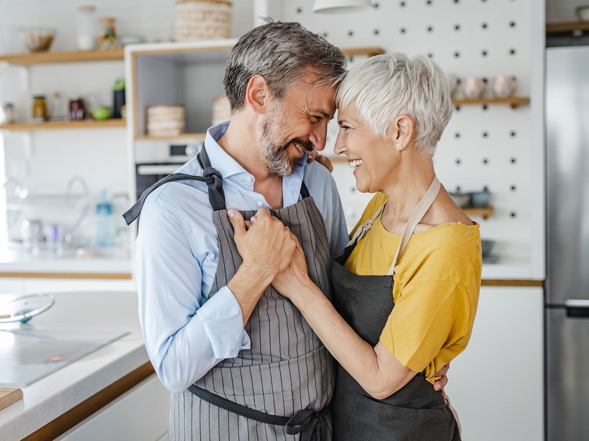 Romantisches reifes Paar, tanzend in der Küche. Bild zum Ü50 Online Dating Artikel.