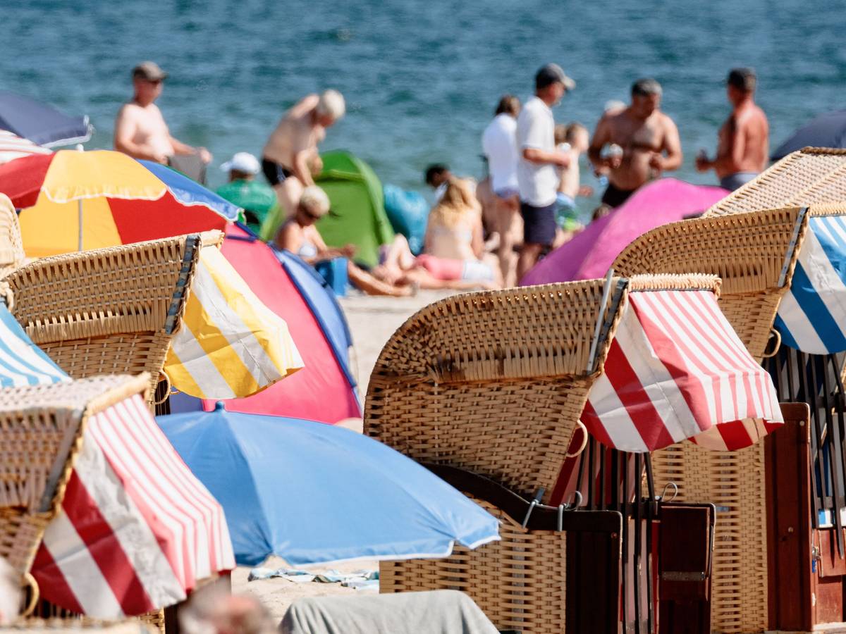 Das undatierte Symbolfoto zeigt Badegäste am Meer und Strandkörbe mit bunten Markisen.
