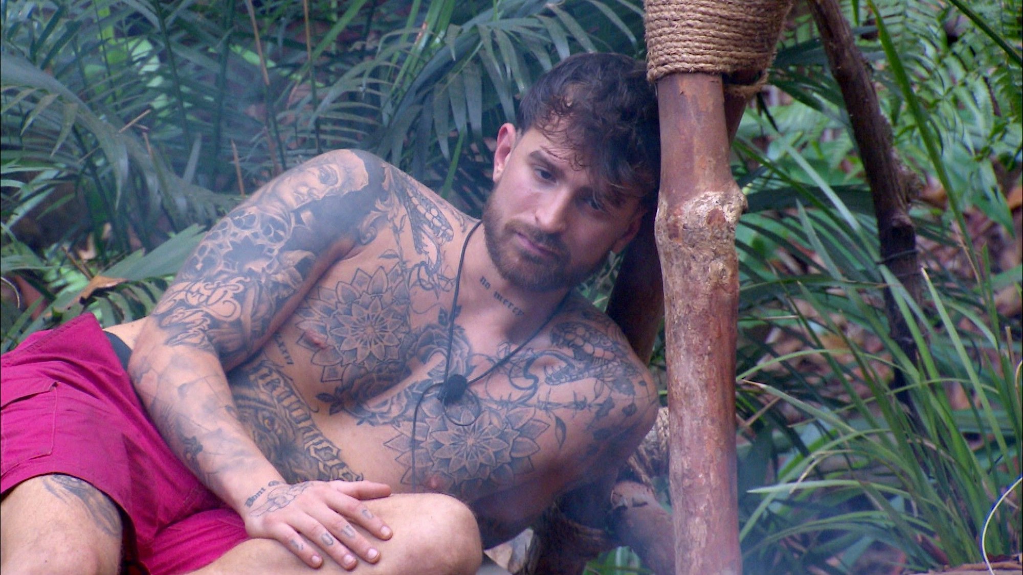 Djamila fragt Gigi Birofio, warum er den Brief seiner Mutter erst nicht öffnen wollte. "Ich wollte nicht weinen. Was du mir gerade erzählt hast, das tut mir auch voll weh gerade. Manchmal gehe ich auch nicht ran, wenn Mama anruft", so Gigi nachdenklich.