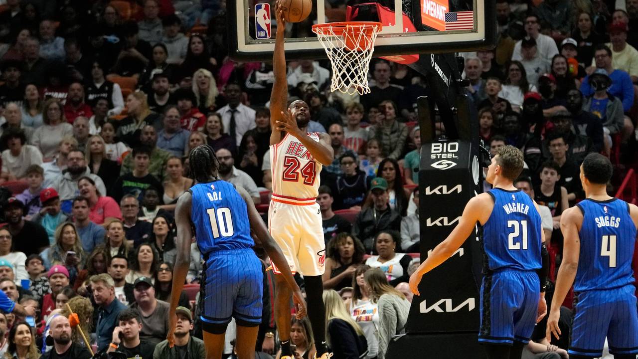 Miamis Haywood Highsmith (M.) steigt hoch zum Korb, Orlandos Bol Bol (l.) und Moritz Wagner (2. v. r.) können nur zugucken.