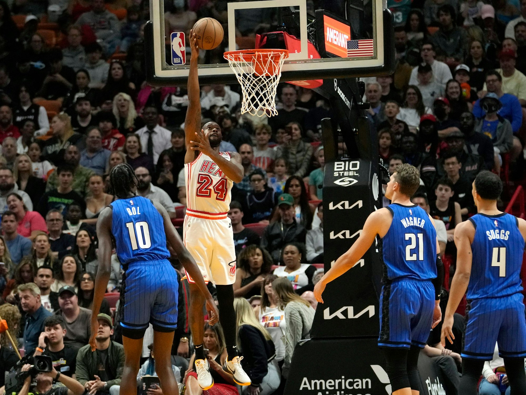Miamis Haywood Highsmith (M.) steigt hoch zum Korb, Orlandos Bol Bol (l.) und Moritz Wagner (2. v. r.) können nur zugucken.