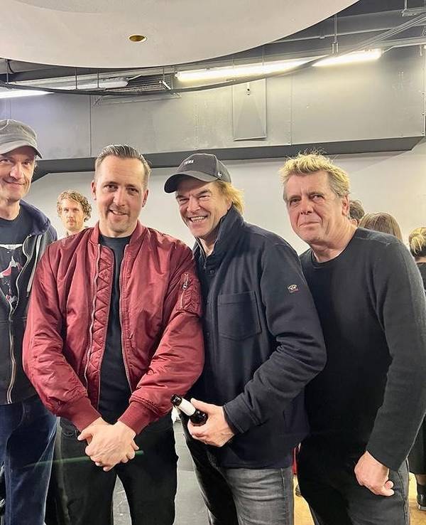 Die Punker von den Toten Hosen mit Sänger Campino (2. von rechts) treffen Rapper Danger Dan (2. v.l.) in der Kölner Philharmonie.