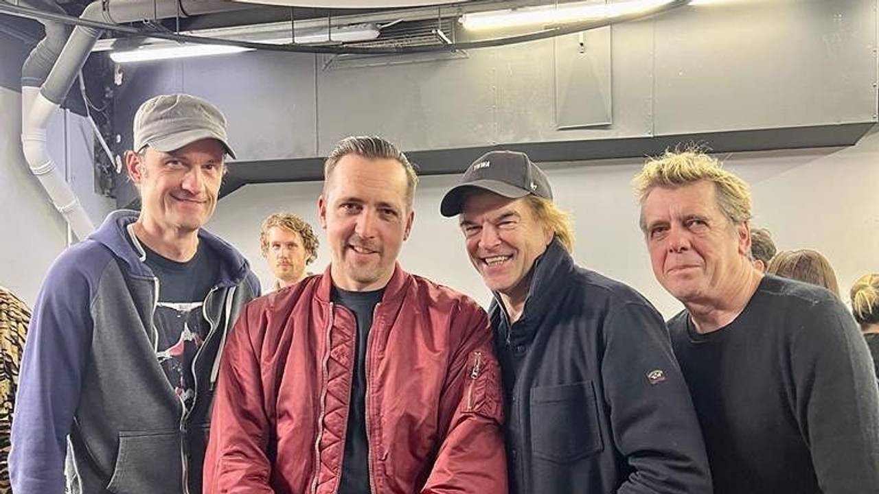 Die Punker von den Toten Hosen mit Sänger Campino (2. von rechts) treffen Rapper Danger Dan (2. v.l.) in der Kölner Philharmonie.