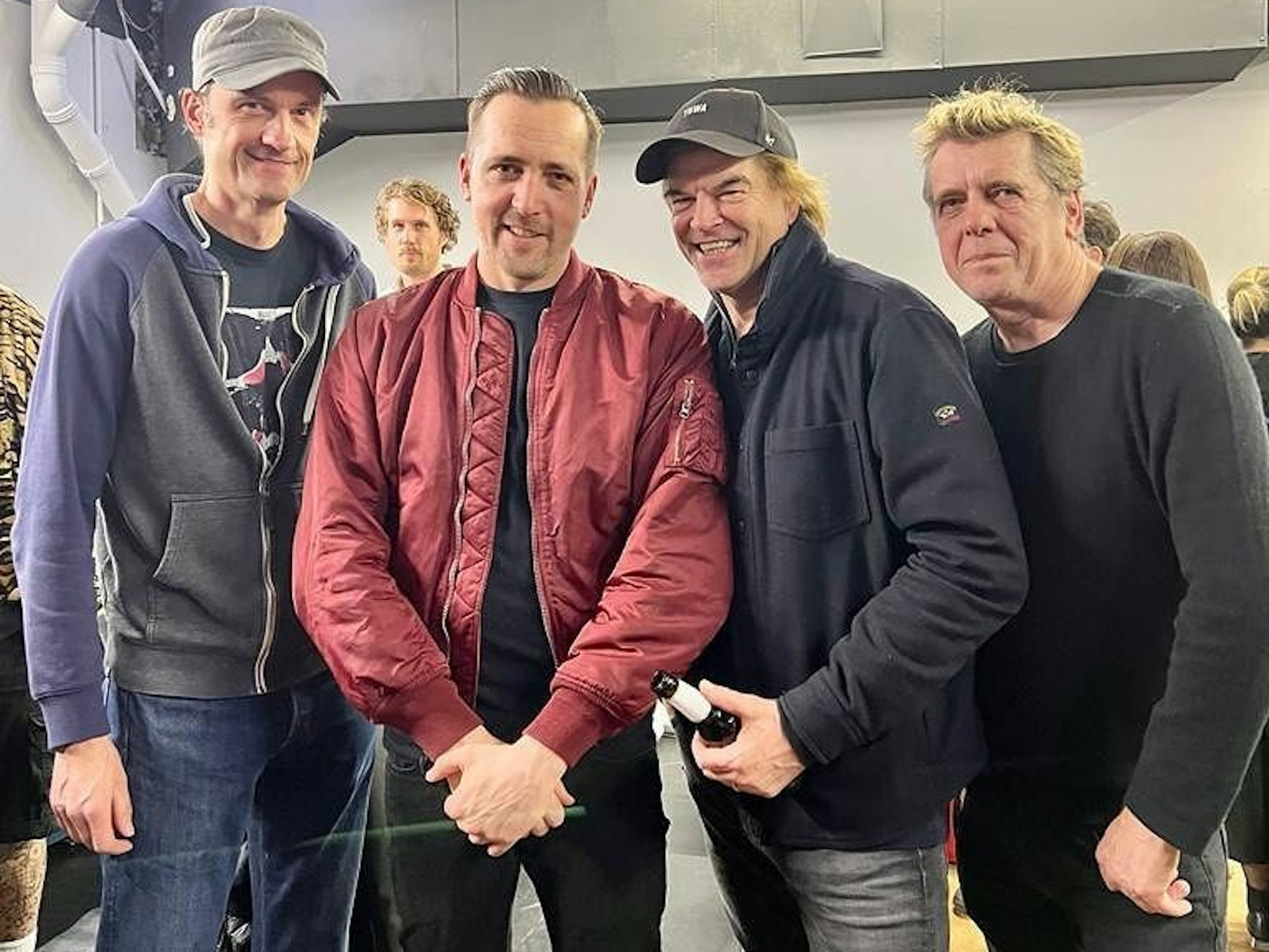 Die Punker von den Toten Hosen mit Sänger Campino (2. von rechts) treffen Rapper Danger Dan (2. v.l.) in der Kölner Philharmonie.