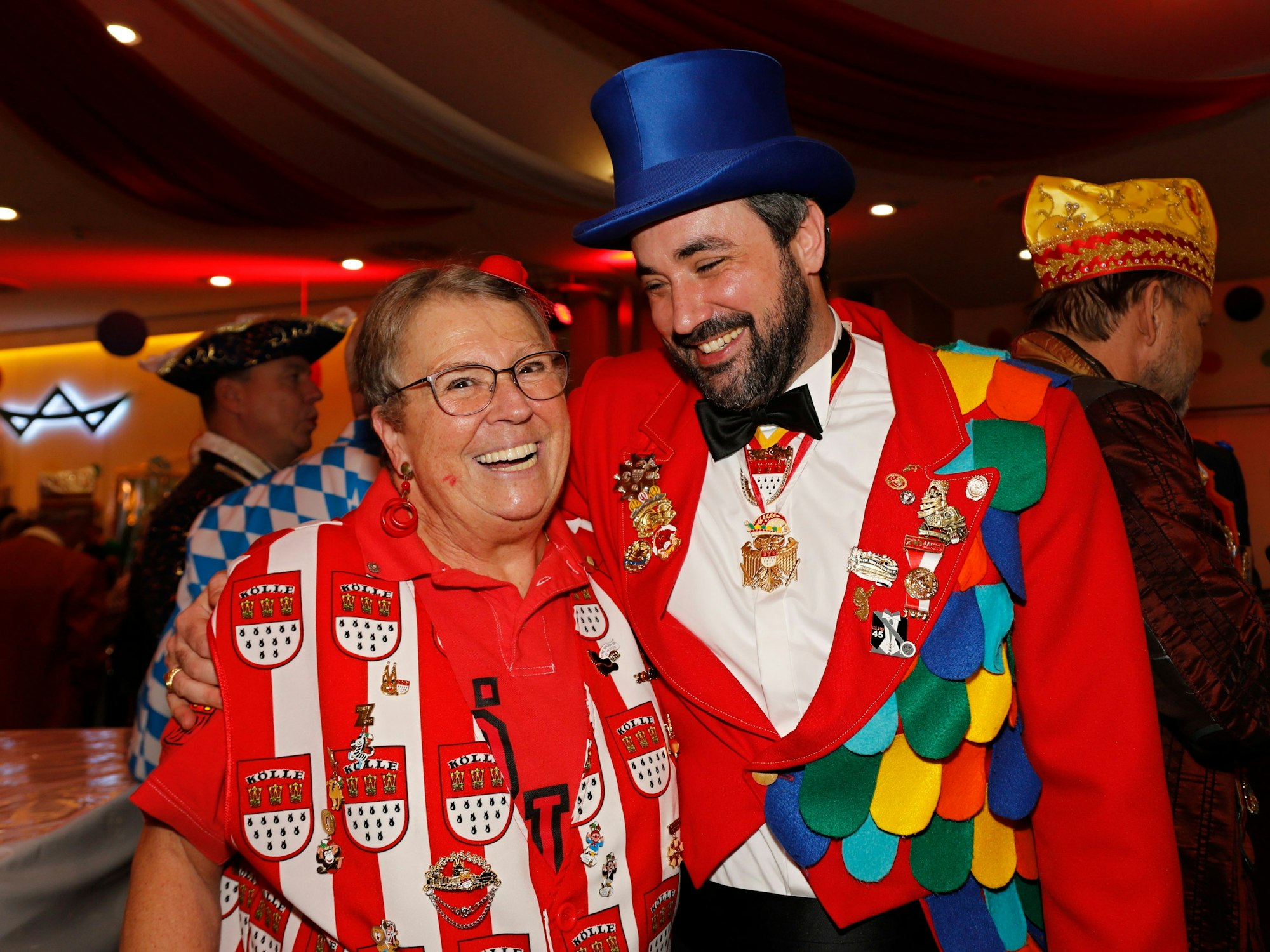 Zwei kostümierte Menschen lächeln in die Kamera.